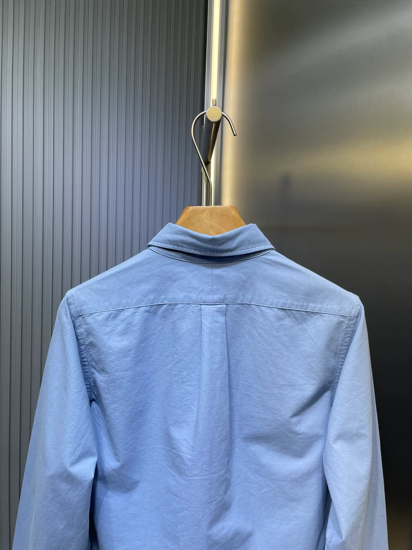 P370 Ralph Lauren 🌟 War Horse solid color shirt, macaron color, white upper body, loose fit, contrasting embroidery design on the cuffs and chest, button closure, can be paired with a skirt of the same color Size: xs-xl